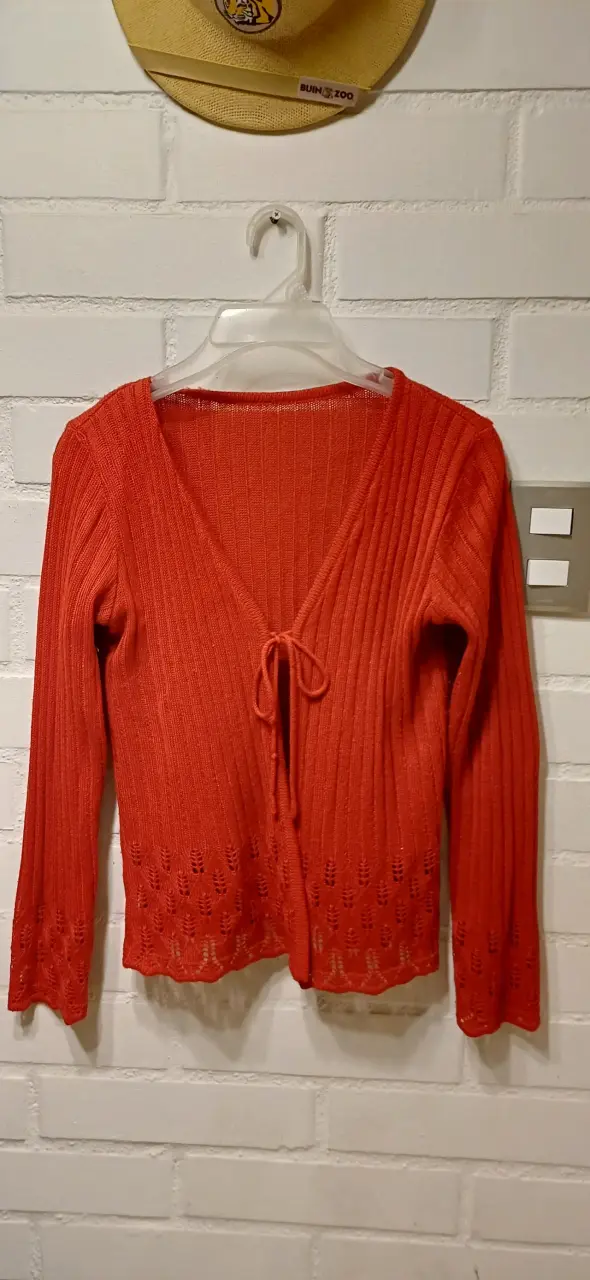 Cardigan rojo de punto con diseño calado