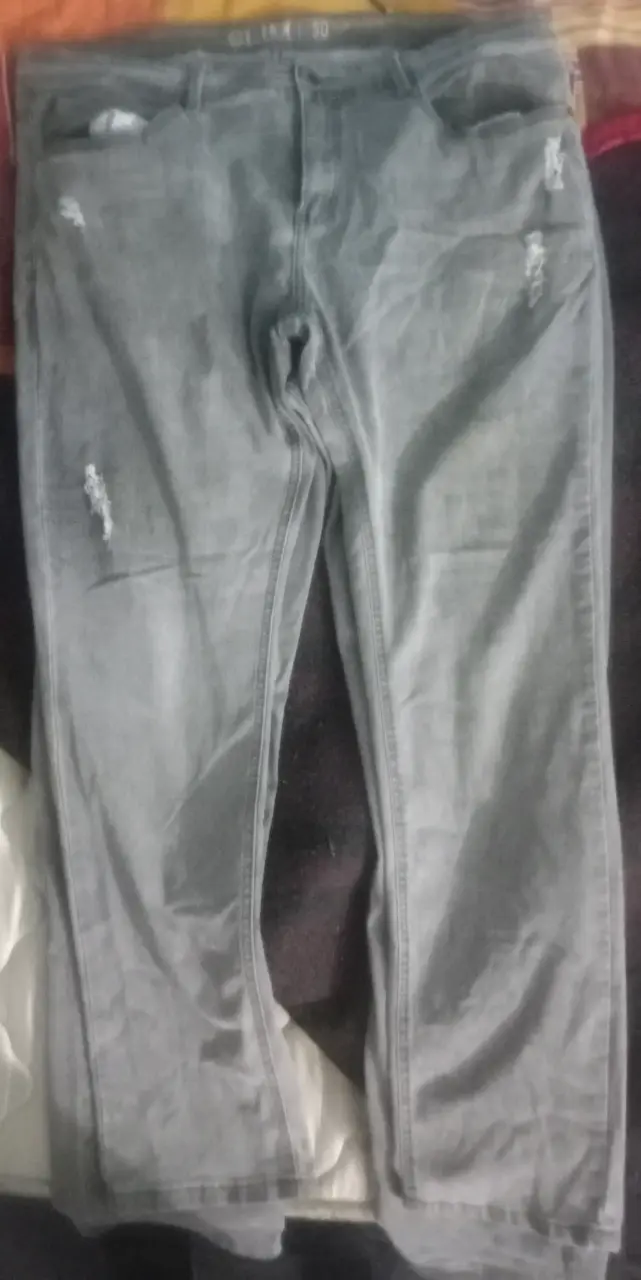 Jeans grises desgastados para hombre