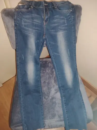 Jeans de mezclilla azul desgastado - miniatura 3