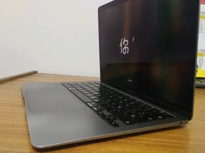MacBook Pro 13 pulgadas en buen estado - miniatura 6