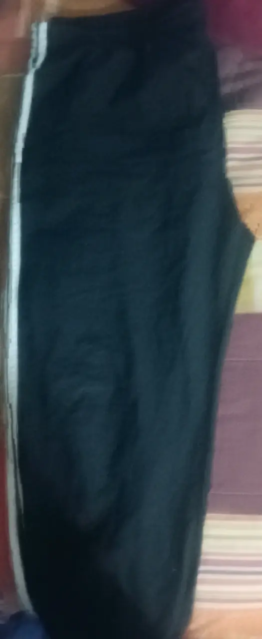 Pantalones deportivos negros con franjas