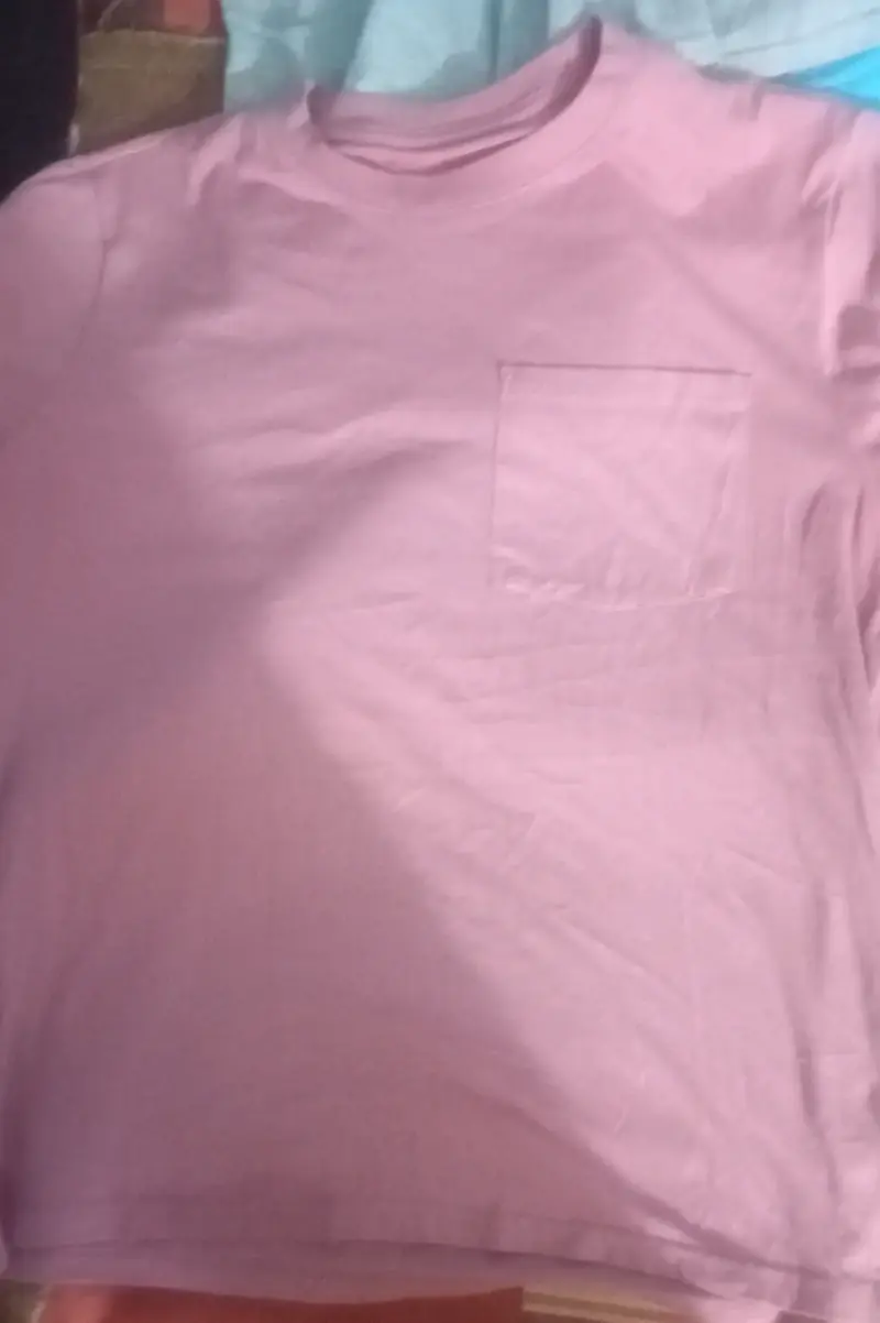 Polera rosada con bolsillo frontal