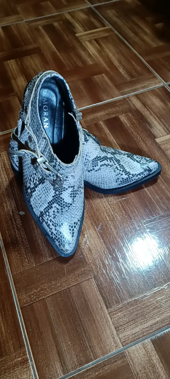 Botines de cuero con diseño de serpiente - 1