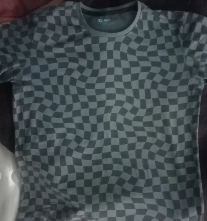 Polera estampada a cuadros gris para hombre