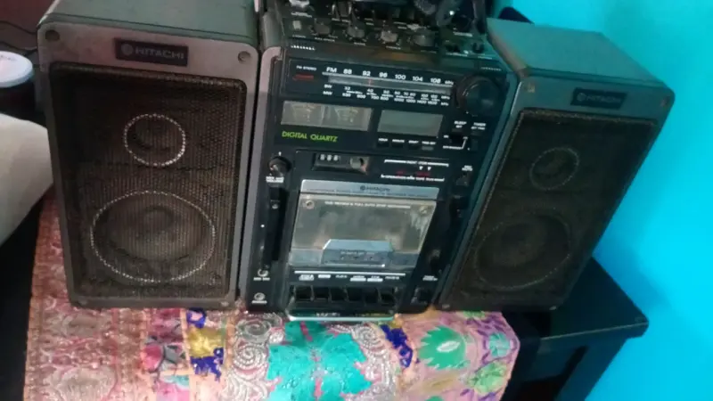 Equipo de sonido radio bombox Hitachi con cassette