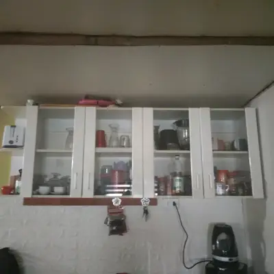 Armario de cocina blanco con puertas de vidrio - miniatura 1