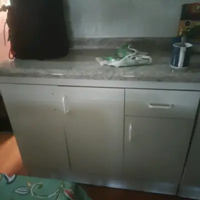 Armario de cocina blanco con puertas de vidrio - miniatura 2