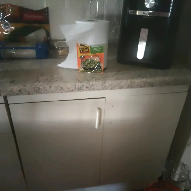 Armario de cocina blanco con puertas de vidrio - 3