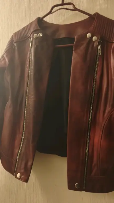 Chaqueta de cuero marrón estilo biker - miniatura 2