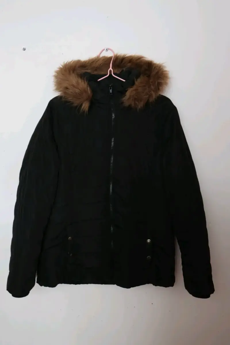 Chaqueta negra con capucha de piel sintética - 1