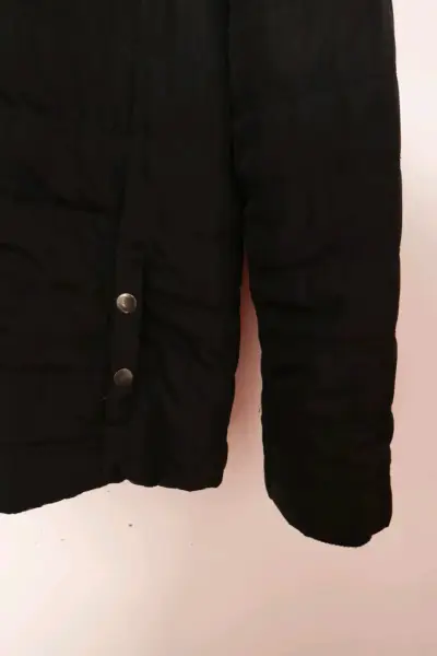 Chaqueta negra con capucha de piel sintética - miniatura 2