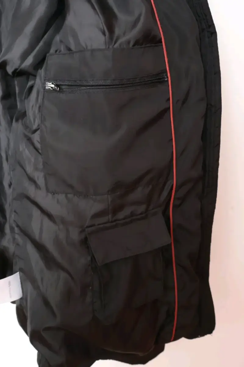 Chaqueta negra con capucha de piel sintética - 3