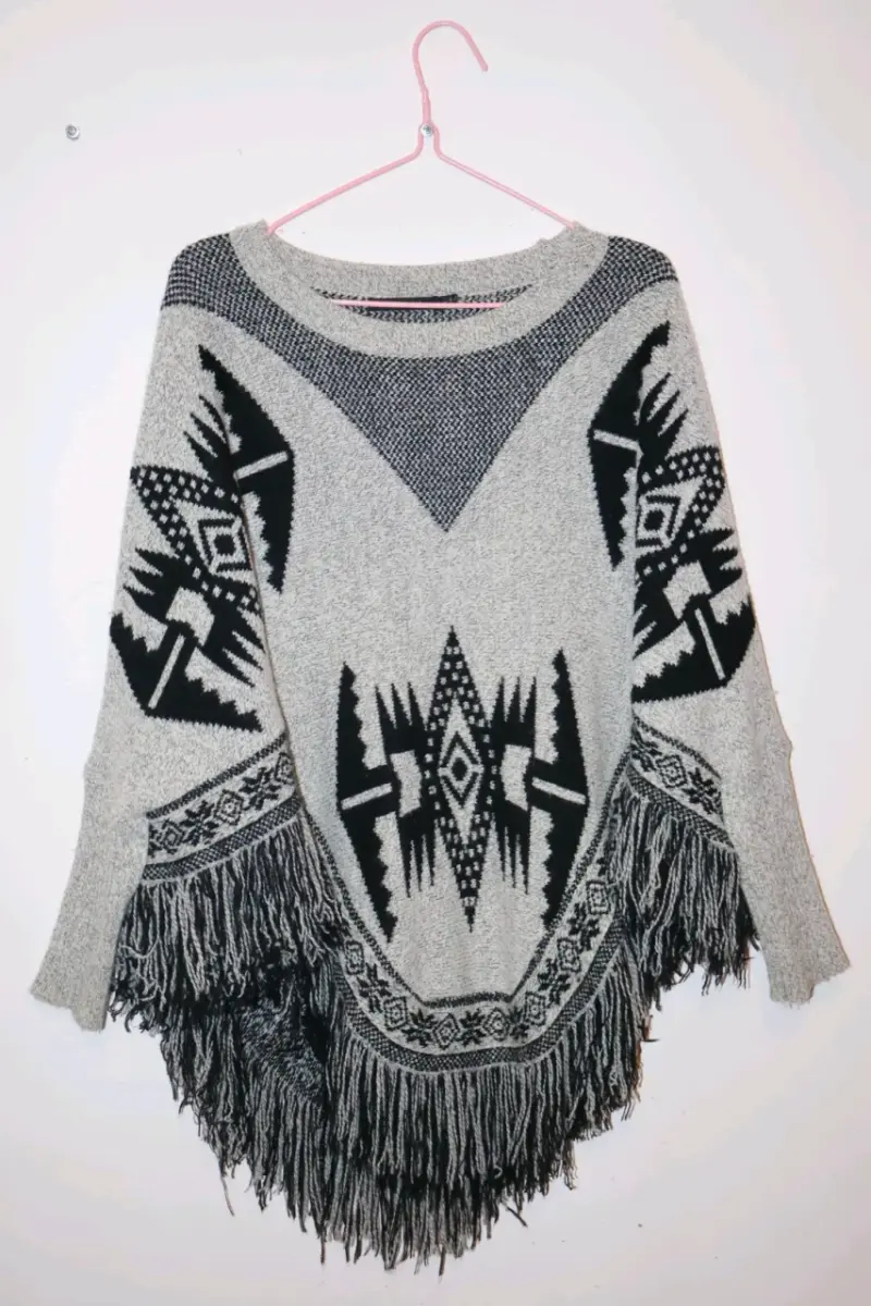 Poncho de lana con diseño étnico y flecos - 1