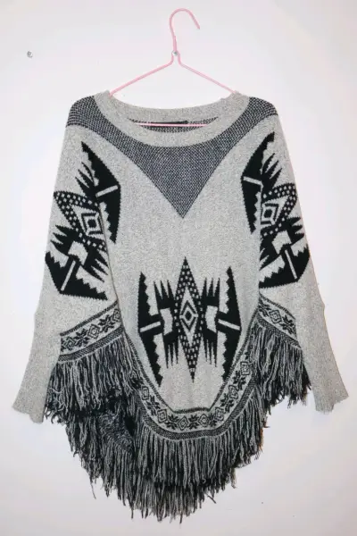 Poncho de lana con diseño étnico y flecos - miniatura 1