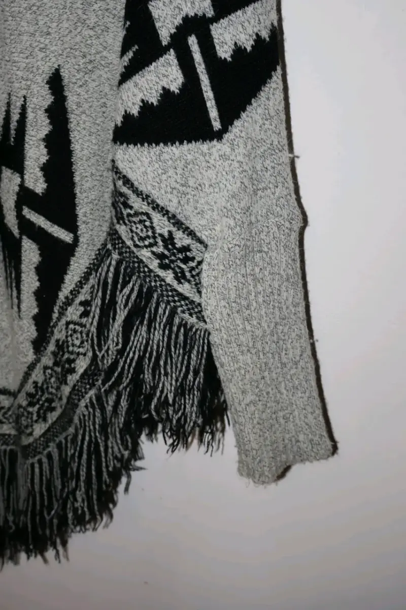 Poncho de lana con diseño étnico y flecos - 2