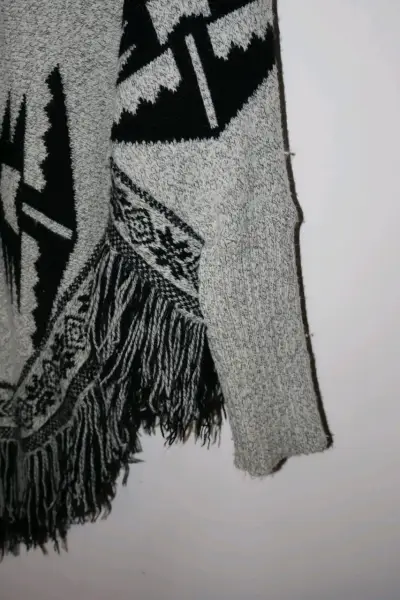 Poncho de lana con diseño étnico y flecos - miniatura 2