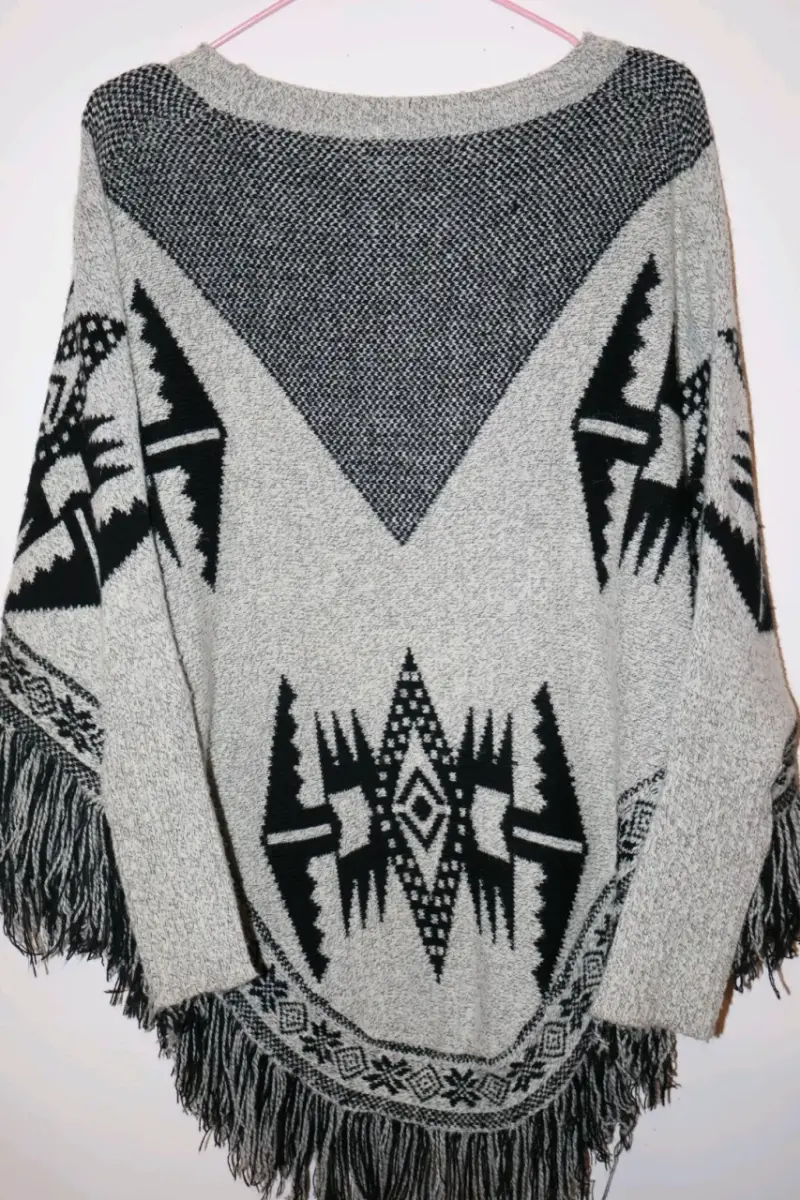 Poncho de lana con diseño étnico y flecos - 3