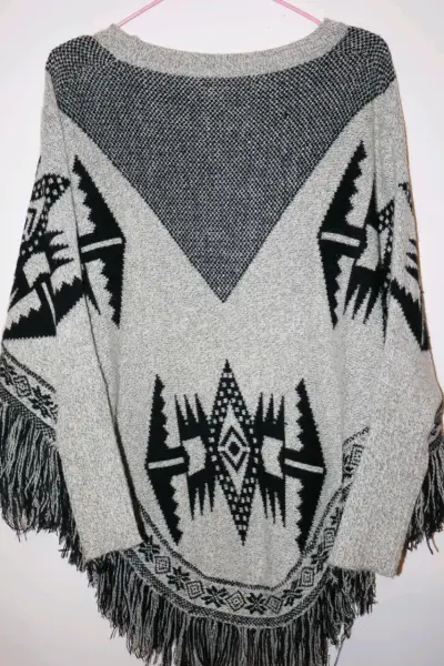 Poncho de lana con diseño étnico y flecos - miniatura 3