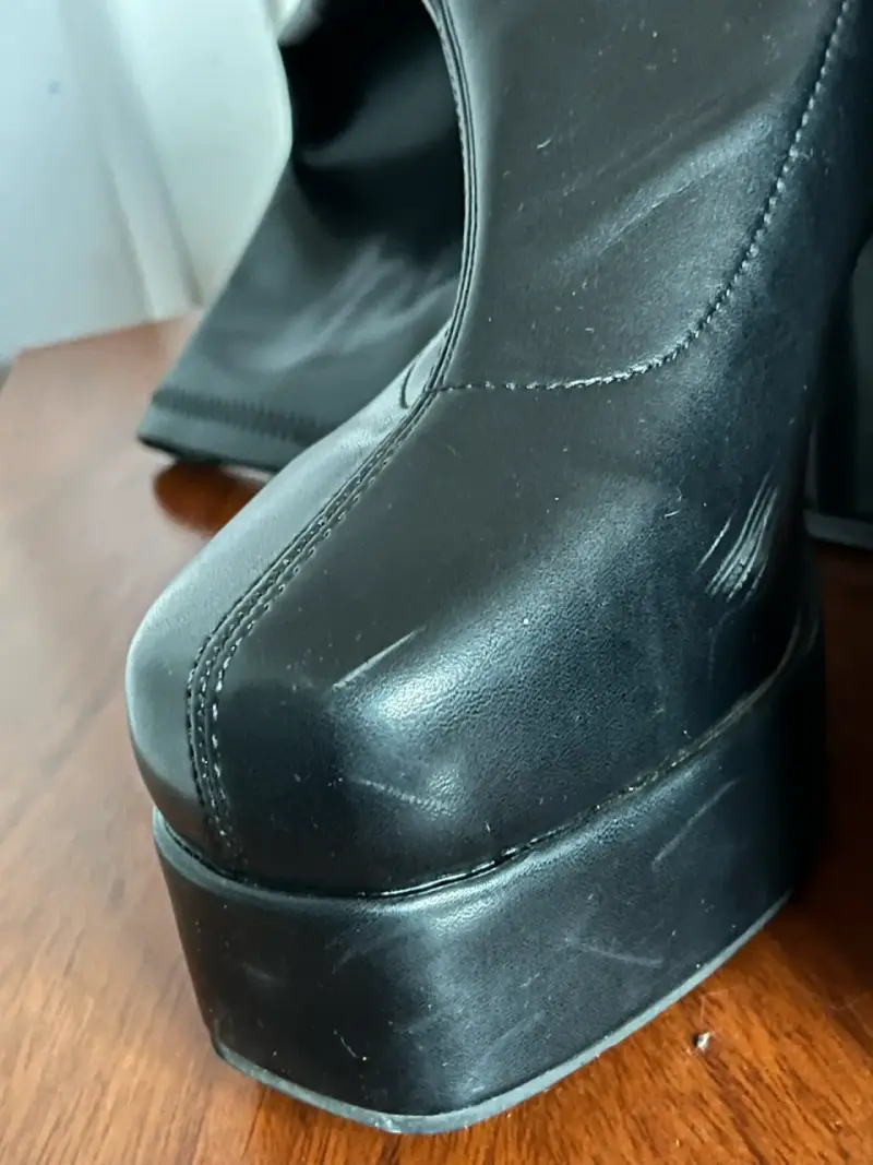 Botas negras de cuerina con plataforma - 4