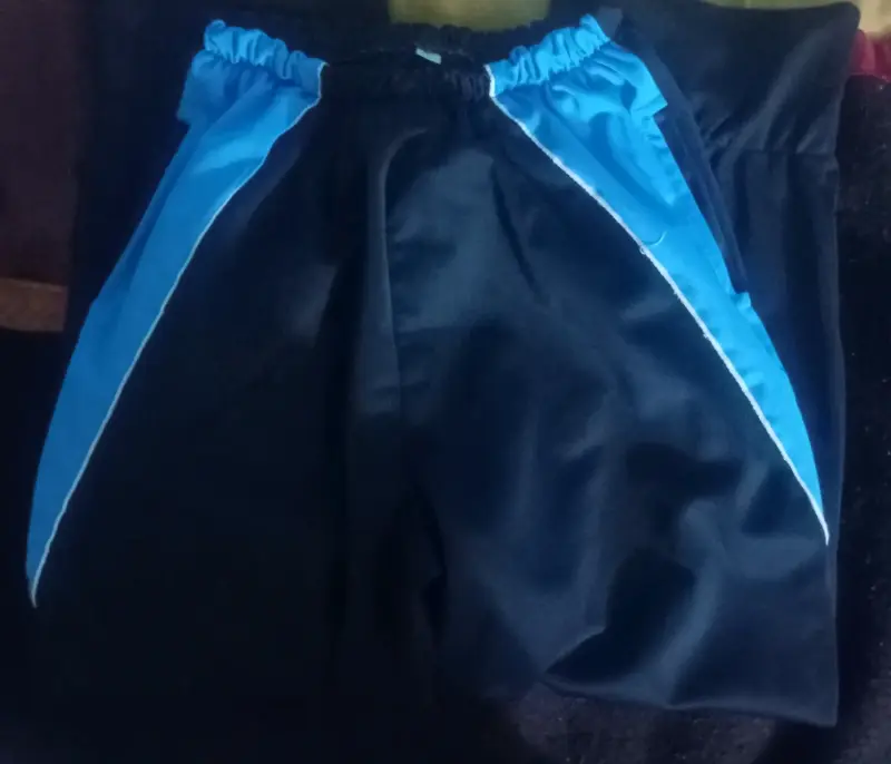 Short deportivo azul y negro para hombre