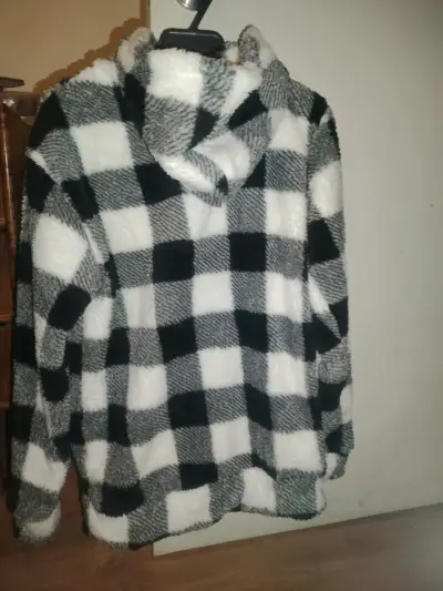Poleron peludo con cierre cuadros blanco y negro - miniatura 1