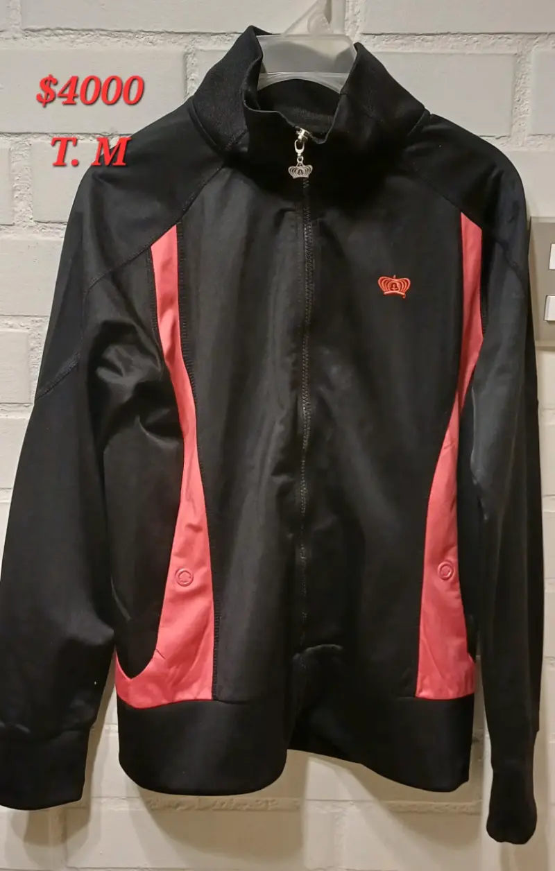 Chaqueta deportiva negra y roja talla M