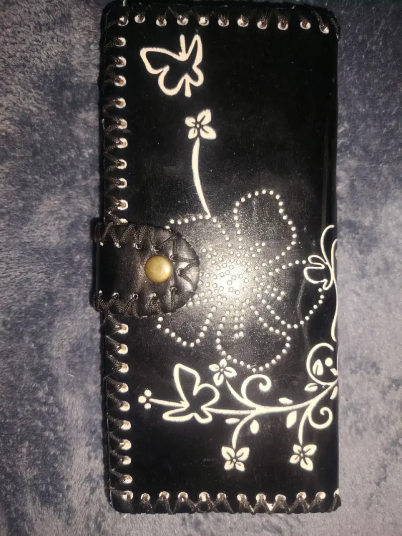 Billetera de cuero negra con diseño floral - 1