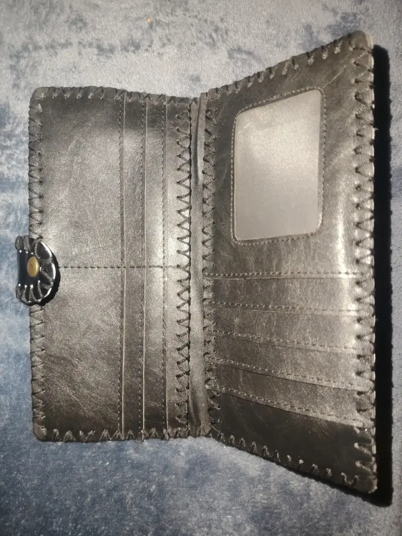 Billetera de cuero negra con diseño floral - 3
