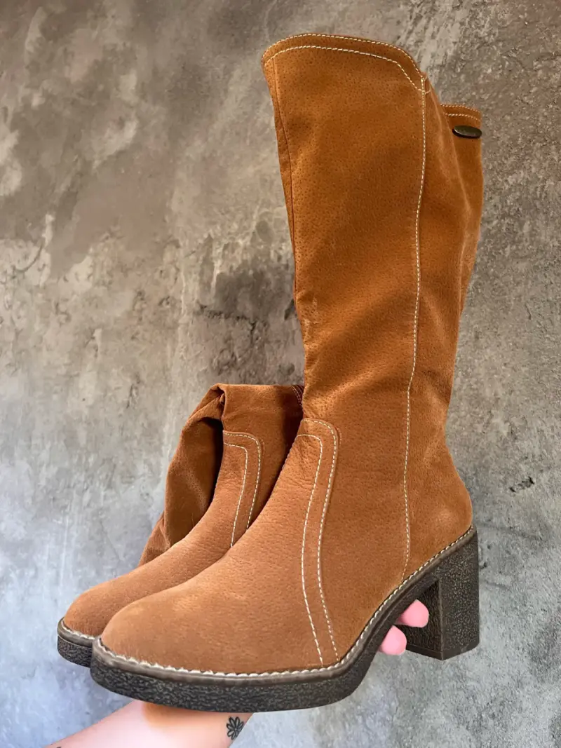 Botas de gamuza marrón con tacón grueso