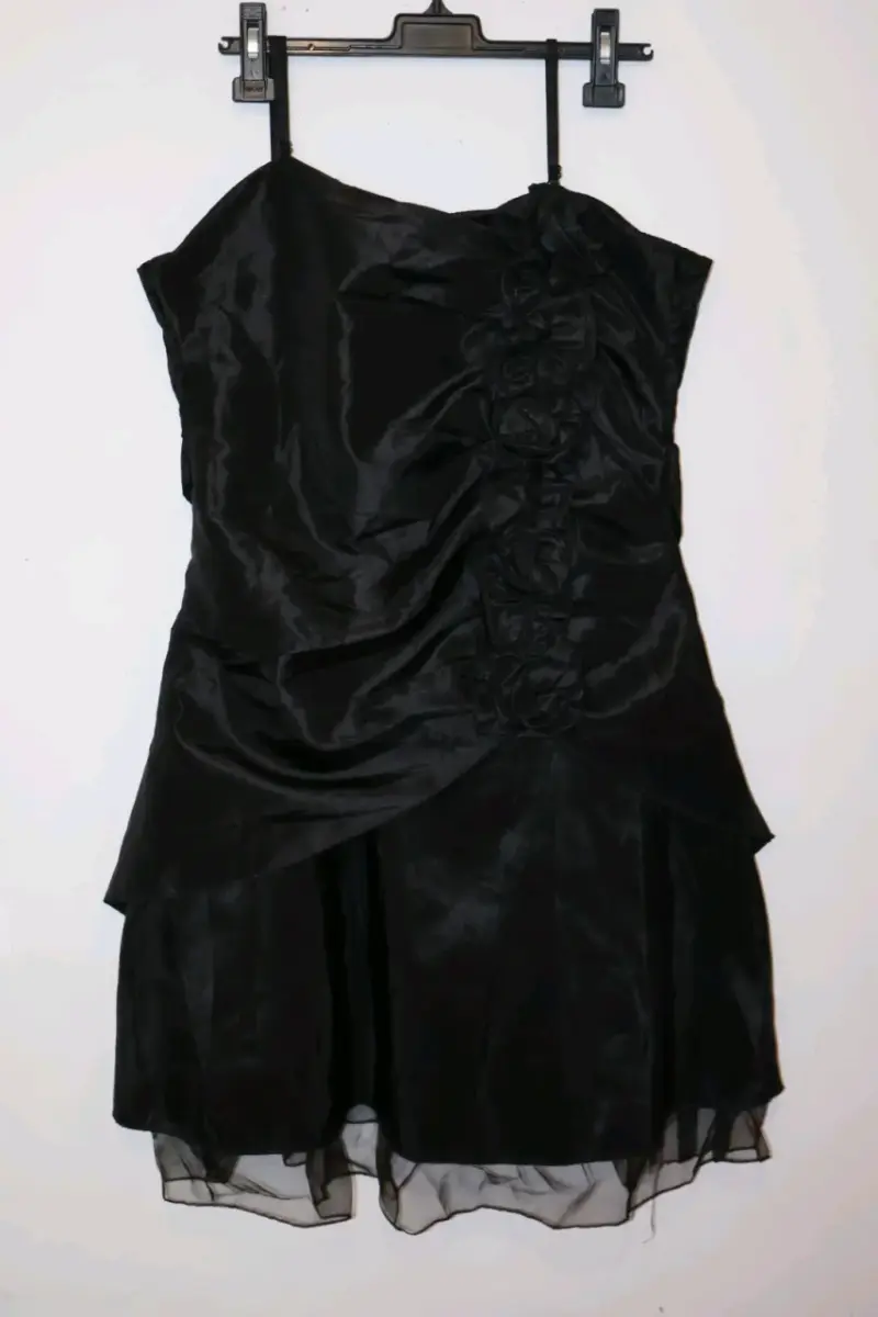 Vestido negro con detalles florales - 1