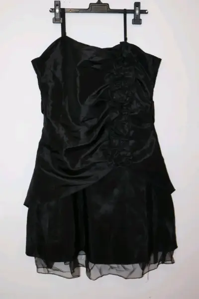 Vestido negro con detalles florales - miniatura 1