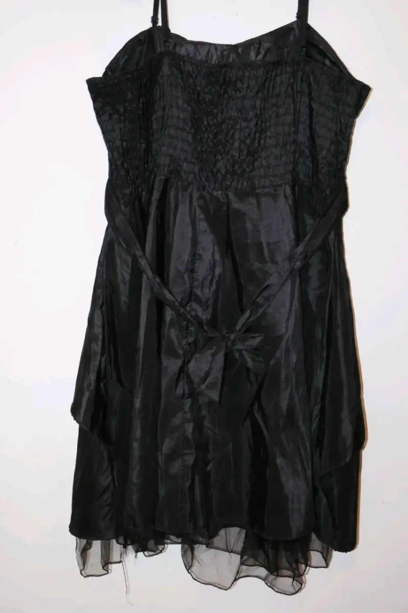 Vestido negro con detalles florales - 2