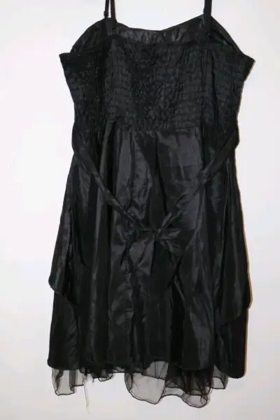 Vestido negro con detalles florales - miniatura 2