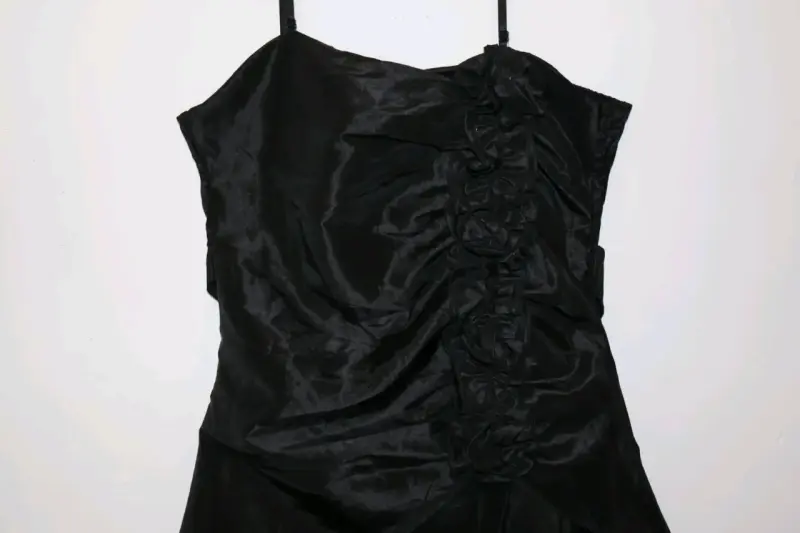 Vestido negro con detalles florales - 3