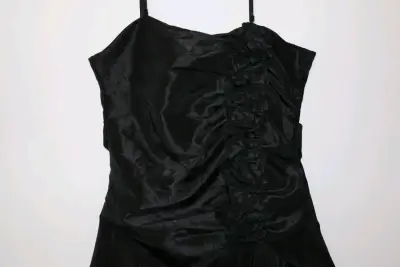 Vestido negro con detalles florales - miniatura 3