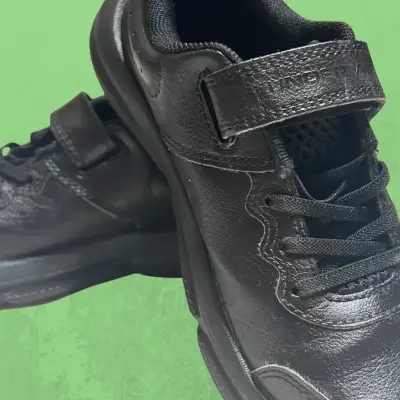 Zapatillas negras Under Armour para niños - miniatura 1