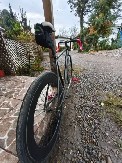 Bicicleta fixie negra con manillar rojo - miniatura 3