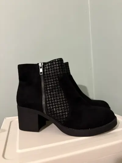 Botines negros con cierre y diseño texturizado - miniatura 1