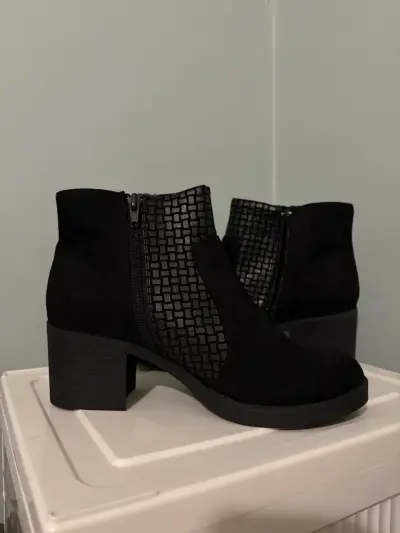 Botines negros con cierre y diseño texturizado - miniatura 2