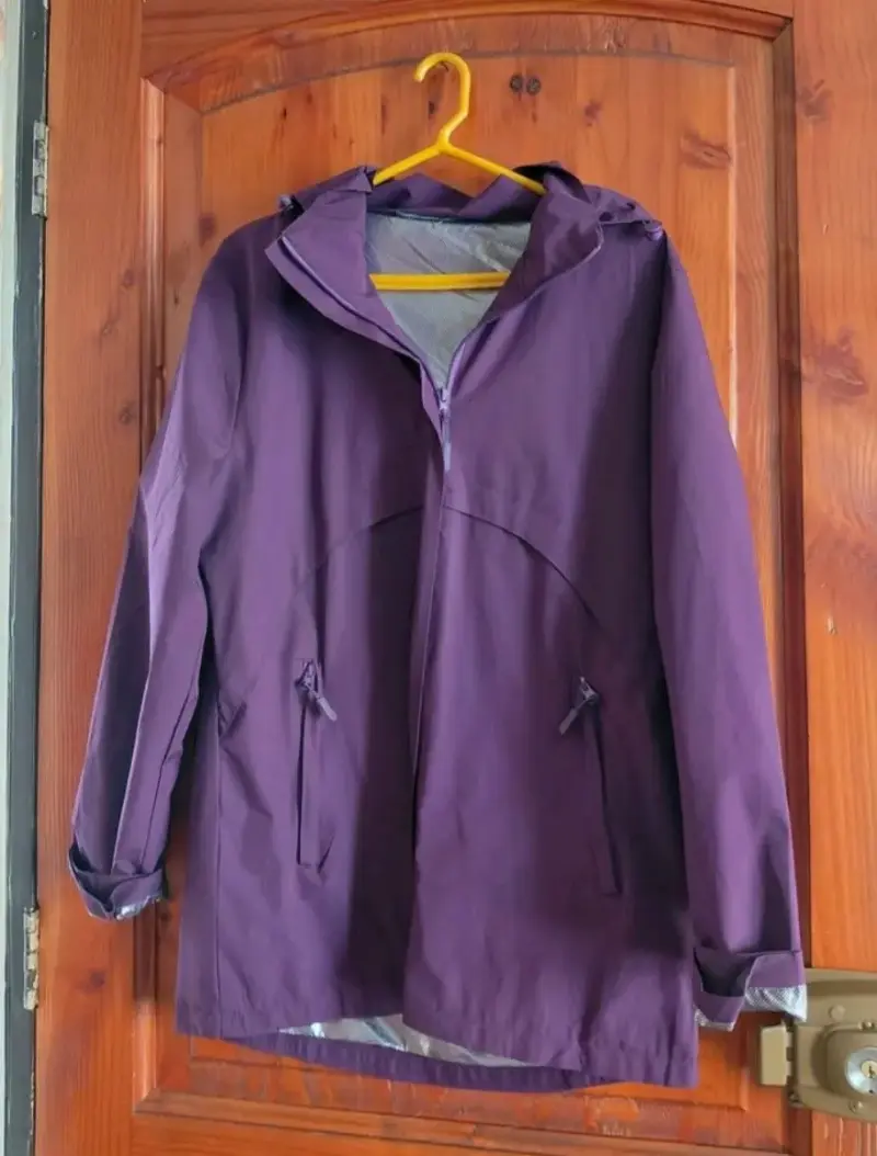 Chaqueta impermeable morada con capucha