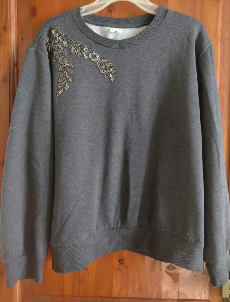 Polerón gris con bordado decorativo xl