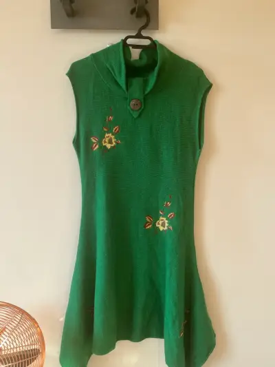 Vestido tejido con bordado floral - miniatura 2