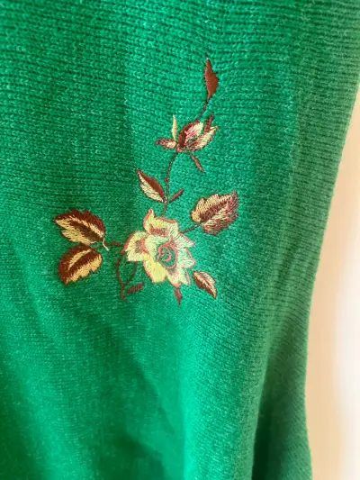 Vestido tejido con bordado floral - miniatura 6