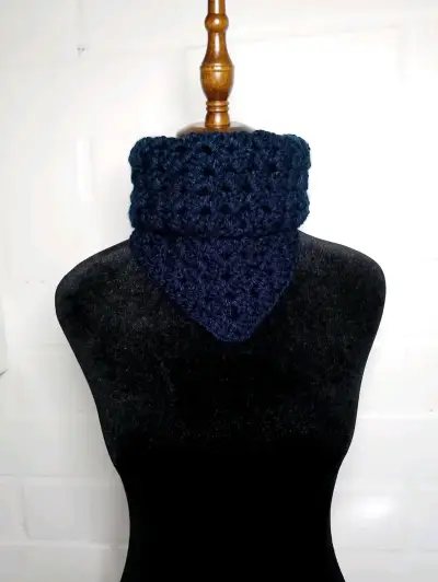 Cuello tejido a crochet azul oscuro - miniatura 1