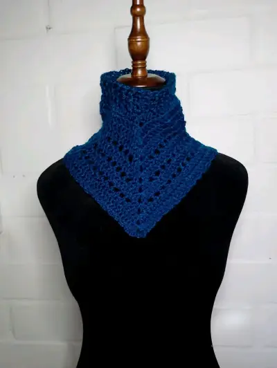 Cuello tejido a crochet azul oscuro - miniatura 4