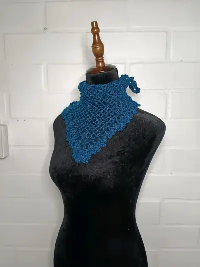 Cuello tejido a crochet azul oscuro - miniatura 5