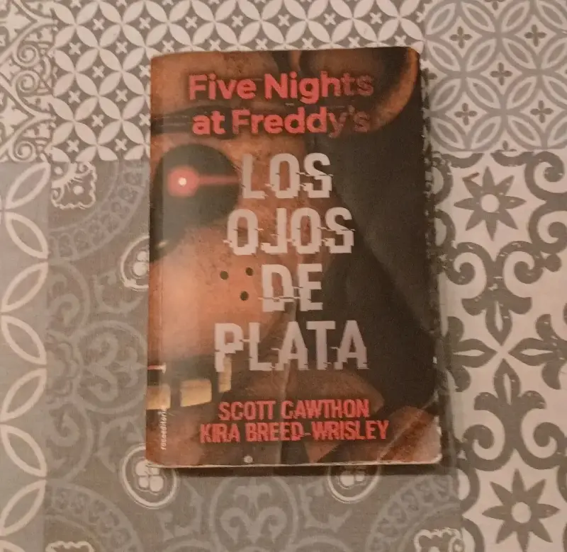 Libro 'Los Ojos de Plata' de Five Nights at Freddy's