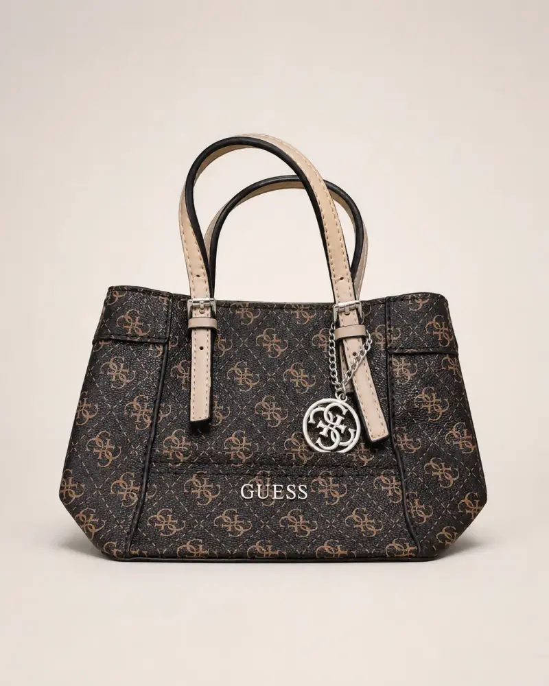 Bolso Guess marrón con logo y charm