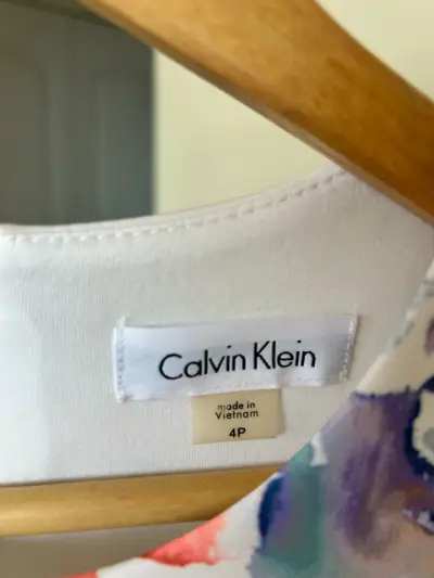 Vestido floral Calvin Klein sin mangas - miniatura 2