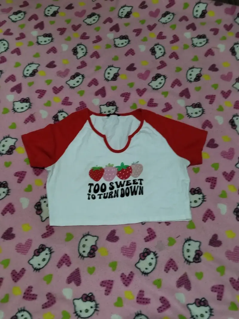 Polera con diseño de frutillas